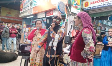 नुक्कड़ नाटकों के माध्यम से लोगों को योजनाओं और नशा मुक्ति का संदेश