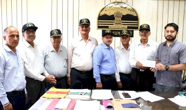 भूतपूर्व सैनिकों ने जिला प्रशासन मंडी को दिया 51,000 रुपये का योगदान