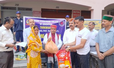 रोटरी क्लब हमीरपुर ने भोरंज के आपदा प्रभावितों को बांटी राहत सामग्री