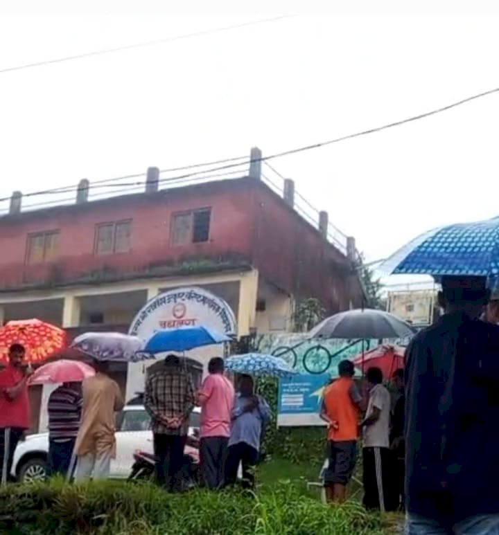 चबूतरा में भूस्खलन से 5 पक्के मकान ध्वस्त, प्रभावितों को स्थानीय स्कूल में किया शिफ्ट