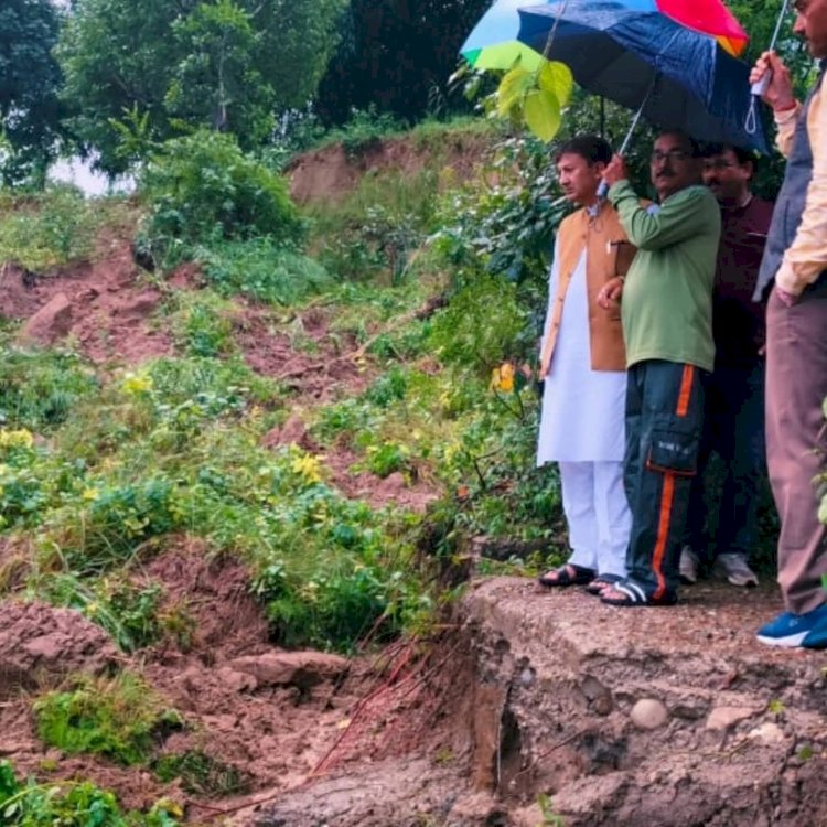 डाॅ. सिकंदर कुमार, राज्यसभा सांसद एवं प्रदेश महामंत्री भाजपा ने किया हमीरपुर जिला के चबूतरा गांव का दौरा, प्रभावितों से मुलाकात की