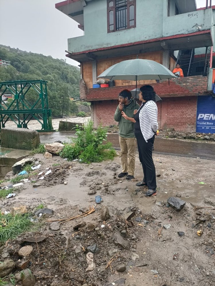 भारी वर्षा के बीच इनर अखाड़ा भूस्खलन में दबे लोगों का खोज एवं बचाव अभियान आज भी जारी रहा।