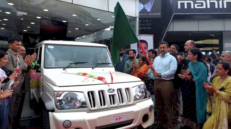 लोक निर्माण मंत्री ने 35 बोलेरो कैम्पर को हरी झंडी दिखाकर किया रवाना