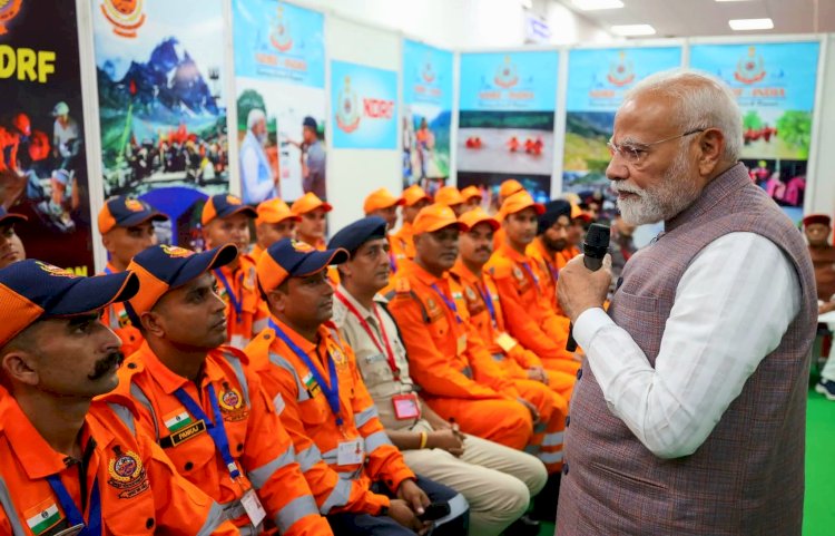 प्रधानमंत्री ने बाढ़ और वर्षा प्रभावित क्षेत्रों का किया हवाई सर्वेक्षण,  1500 करोड़ रुपये की वित्तीय सहायता की घोषणा की