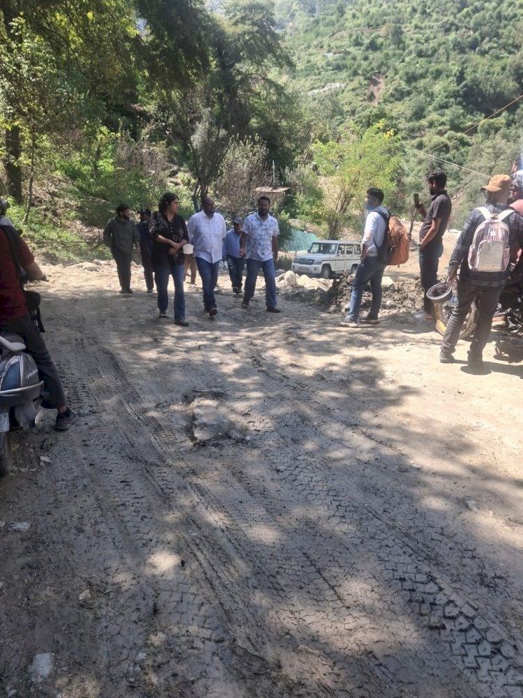 उपायुक्त ने भुंतर–मणिकर्ण सड़क मार्ग का किया निरीक्षण