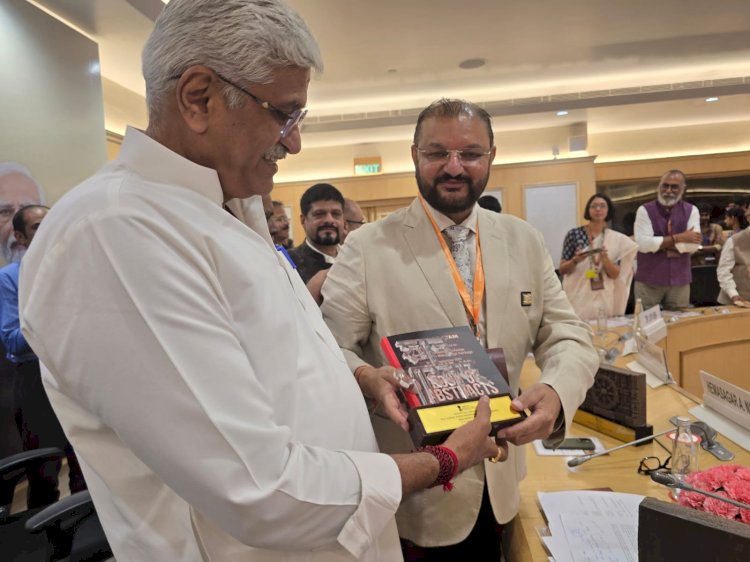 हिमाचली लेखक डॉक्टर पुनीत  गुप्ता  ने केन्द्रीय मन्त्री  गजेंद्र सिंह शेखावत  को अपनी पुस्तक भेंट की