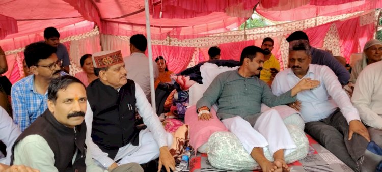 NHAI की लापरवाही के खिलाफ प्रभावित परिवारों का सत्याग्रह... विधायक चंद्रशेखर से मिले विधायक रणजीत सिंह सुरेश कुमार