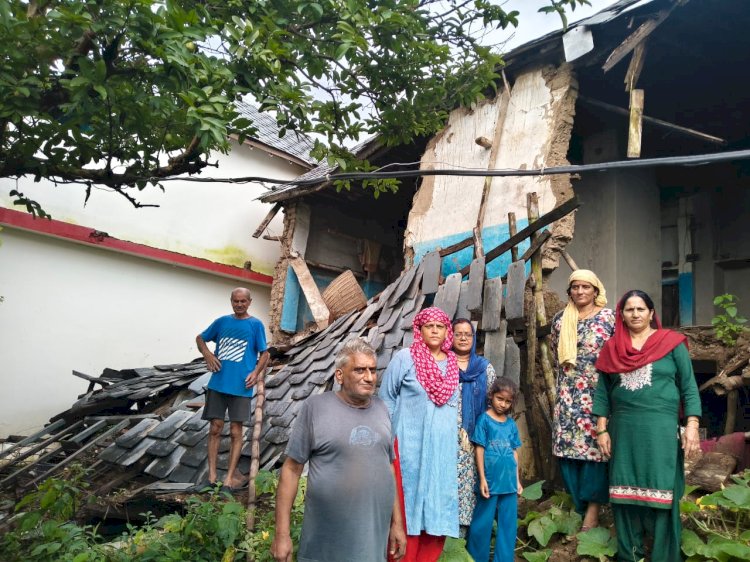 बारिश का कहर :  प्रेम चंद की आटा चक्की ध्वस्त, आजीविका पर संकट