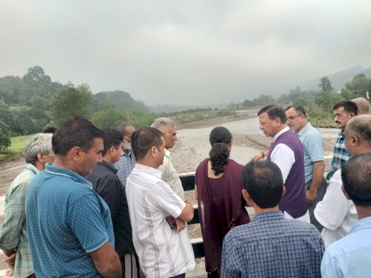 डा. बिन्दल ने बनकला, सतीवाला, फतेहपुर और हरिपुर खोल में हुये नुकसान का लिया जायजा