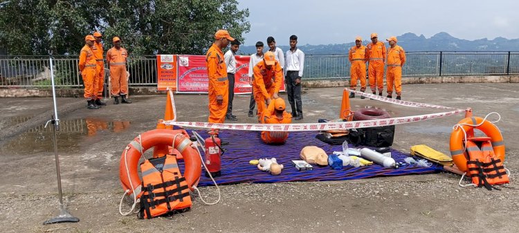 एनडीआरएफ की टीम ने कोट स्कूल के बच्चों को बताये बचाव के उपाय