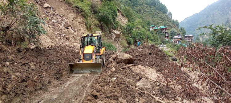 तीर्थन घाटी में भूस्खलन से बंद पड़ी सड़कों को खोलने का कार्य जारी, देसी जुगाड़ से पहाड़ों पर लगाए गए तार स्पेन लोगों के लिए बने सहारा।