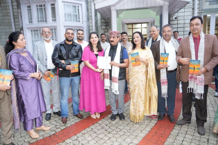 लेखिका प्रिया शर्मा ने मुख्यमंत्री को अपनी किताब ‘द लाइट ही लेफ्ट बिहाइंड’ भेंट की