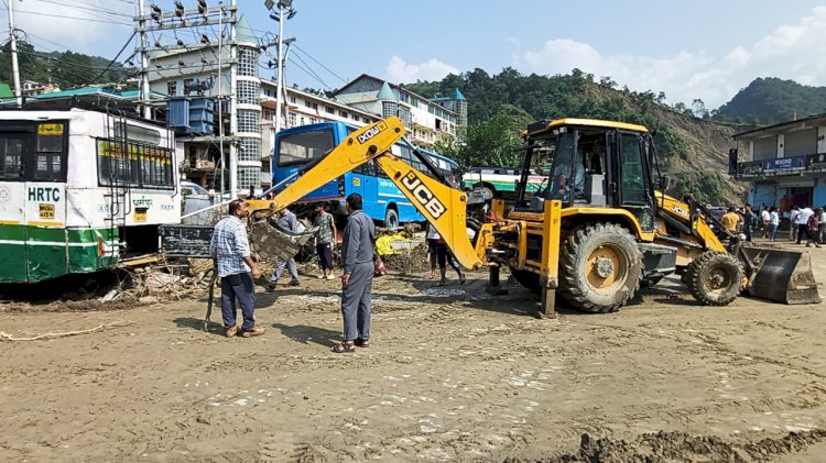 धर्मपुर में आपदा प्रभावितों को 13.60 लाख रुपए की फौरी राहत वितरित - एसडीएम