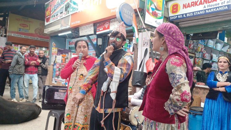 नुक्कड़ नाटकों के माध्यम से लोगों को योजनाओं और नशा मुक्ति का संदेश