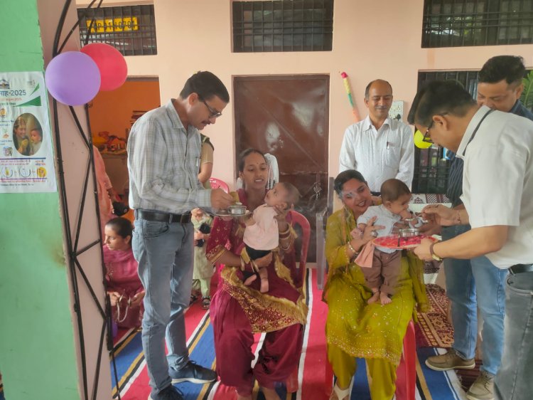 नारा दरबोर में आयोजित किया पोषण जागरुकता कार्यक्रम, छह माह की बच्चियों को करवाया अन्नप्राशन