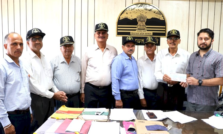 भूतपूर्व सैनिकों ने जिला प्रशासन मंडी को दिया 51,000 रुपये का योगदान