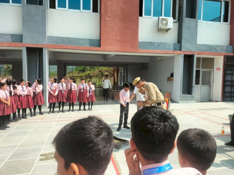 फायर सेफ्टी मॉक ड्रिल करियर अकादमी सीनियर सेकेंडरी स्कूल में सफल अभ्यास