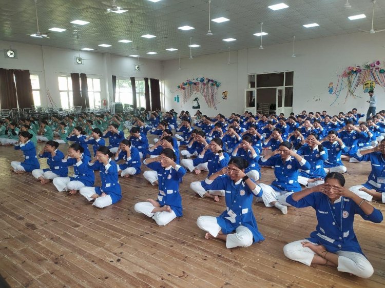 आयुर्वेद दिवस पर योग, स्वास्थ्य जांच शिविर एवं जागरूकता व्याख्यान का आयोजन