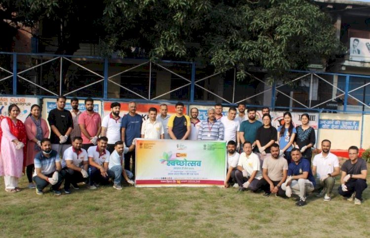 पीएनबी के अधिकारियों ने श्रमदान करके चमकाया गर्ल्स स्कूल का कैंपस