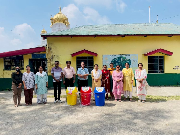 LIC की नाहन शाखा द्वारा चलाए जा रहे हैं विशेष स्वच्छता अभियान के तहत प्राथमिक पाठशाला में की सफाई, बांटे डस्टबिन