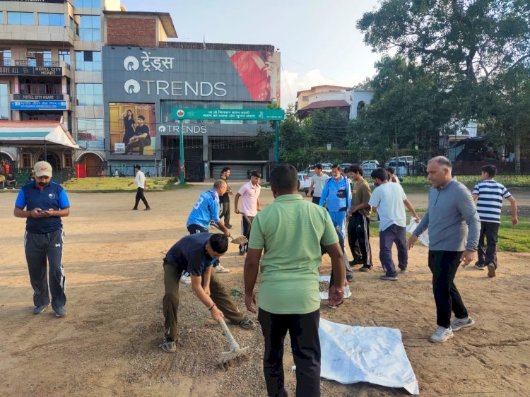 खस्ताहाल चौगान को सुधारने के लिए खिलाडी उतरे मैदान में, सिरमौर फ़ुटबाल संघ - रोटरी क्लब ने उठाया बीड़ा