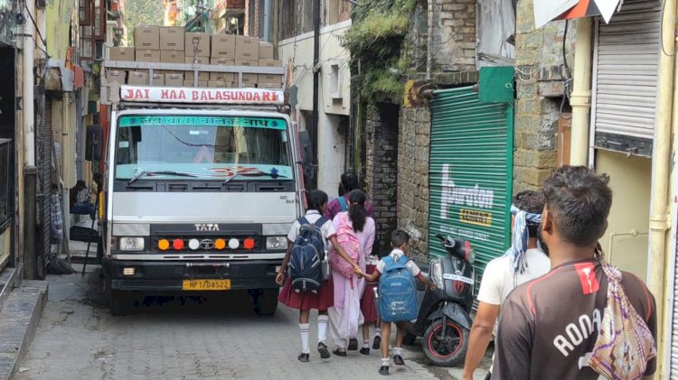 नाहन के नया बाज़ार में लोडिंग अनलोडिंग के कारण बन रही जाम की स्थिति