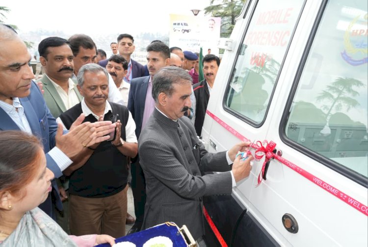मुख्यमंत्री ने छः अत्याधुनिक मोबाइल फोरेंसिक वैन को झंडी दिखाकर रवाना किया