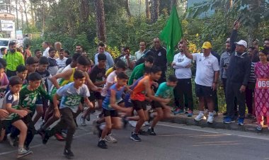 आपदा प्रबंधन पर जागरुकता के लिए बच्चों, युवाओं और अन्य लोगों ने लगाई दौड़