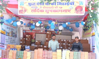 सेरी मंच के पास मिल रही मिल्कफैड की शुद्ध देसी घी की मिठाइयां