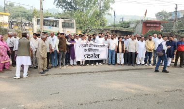 नाहन क्षेत्र में सड़कों की दुर्दशा को लेकर भाजपा ने किया सांकेतिक विरोध प्रदर्शन 15 दिनों में सड़कें ठीक न हुई तो जनता उग्र आंदोलन करने पर मजबूर होगीः डा. बिन्दल