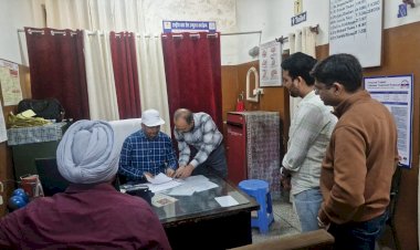 रौड़ा सेक्टर में डेंगू के मामले सामने आने पर उपायुक्त ने किया पीएचसी का दौरा