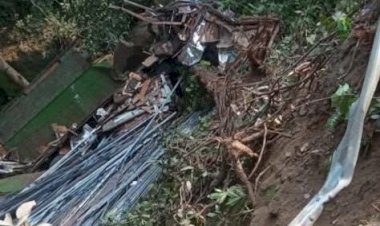 नाहन: सरिए से लदा ट्रक बेकाबू होकर ढांग में जा गिरा,घायल पीजीआई रवाना....