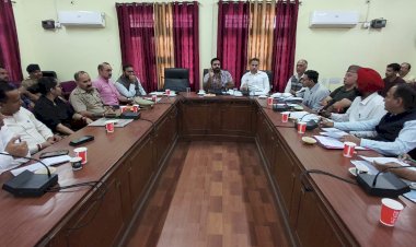 स्कूटी-बाइक से स्कूल आने वाले विद्यार्थियों के मामलों में ऊना जिला प्रशासन सख्त, डीसी बोले...प्रधानाचार्यों की जवाबदेही होगी तय