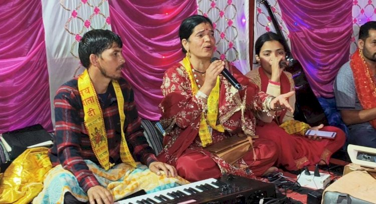 बंजार क्षेत्र में शारदीय नवरात्री पर्व की धूम, काली माता मंदिर शलेरा में भजन संध्या, भक्तों ने खूब लगाए जयकारे।