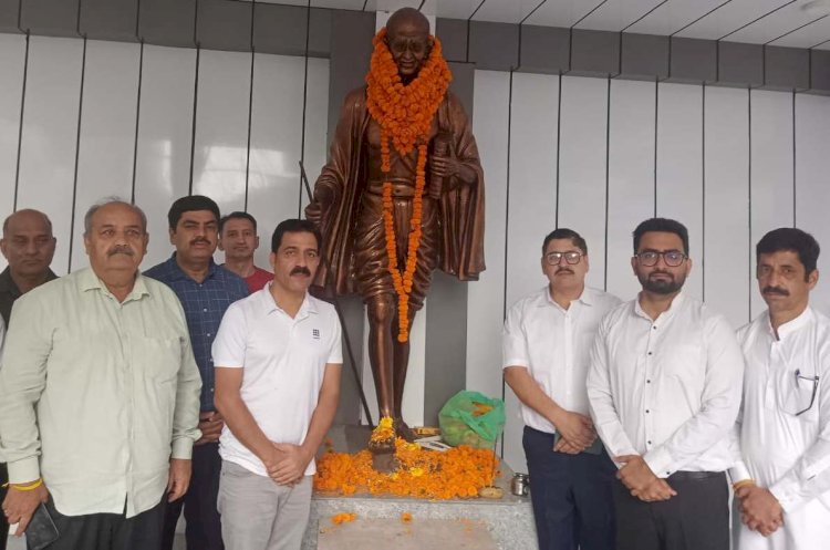 महात्मा गांधी और लाल बहादुर शास्त्री को किया नमन