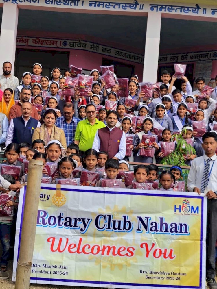 रोटरी क्लब नाहन ने सरकारी हाई स्कूल में वितरित किए 138 ऊनी स्वेटर