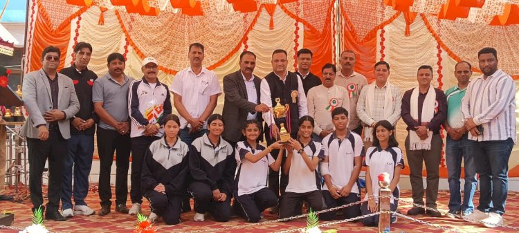 शारीरिक एवं मानसिक विकास और चरित्र निर्माण करती हैं खेलें : नरेश ठाकुर