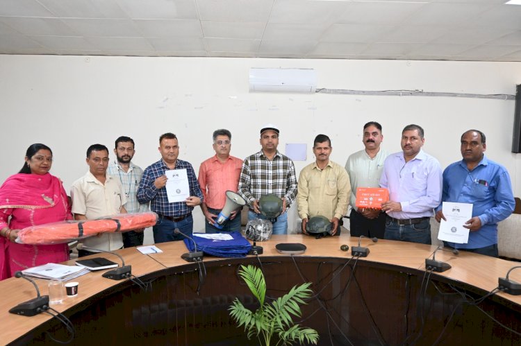 बिलासपुर में अंतर्राष्ट्रीय आपदा न्यूनीकरण दिवस पर पंचायतों को वितरित की गईं आपातकालीन राहत किटें