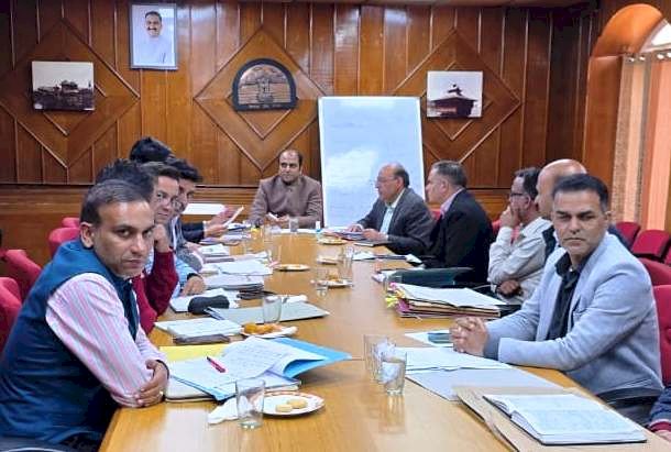 डॉ. अभिषेक जैन ने सड़क निर्माण और टारिंग कार्य में तेजी लाने के निर्देश दिए