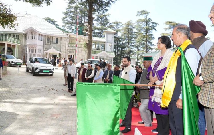 मुख्यमंत्री ने आरजीएसएसवाई के अंतर्गत ई-टैक्सियों को झंडी दिखाकर रवाना किया