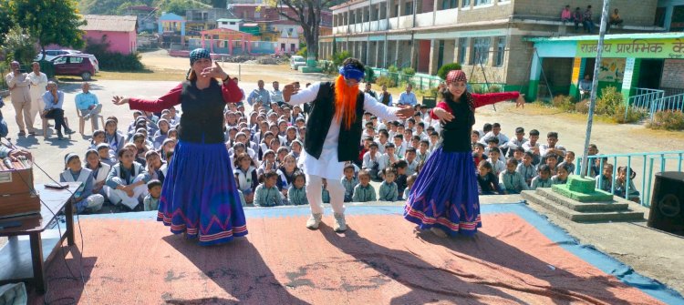 गीत व नाटक से सुरक्षित भवन निर्माण व आपदा में बचाव की दी जानकारी