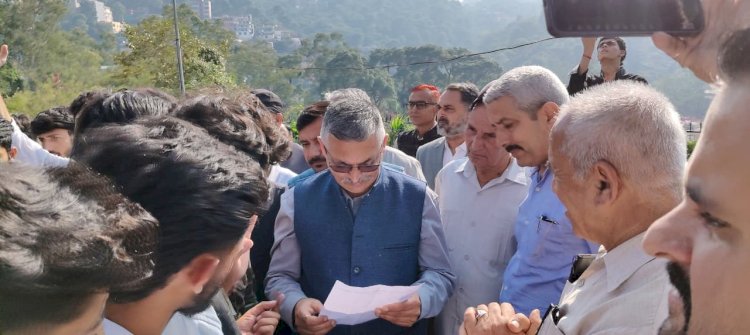 एबीवीपी ने विधायक अजय सोलंकी को महाविद्यालय नाहन में विभिन्न अनियमितताओं और समस्याओं को लेकर सौंपा ज्ञापन