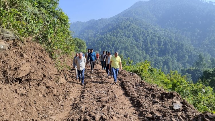 विधायक अजय सोलंकी ने किया पंजहाल पंचायत से कैलाश झामराड़ी लिंक रोड का निरीक्षण