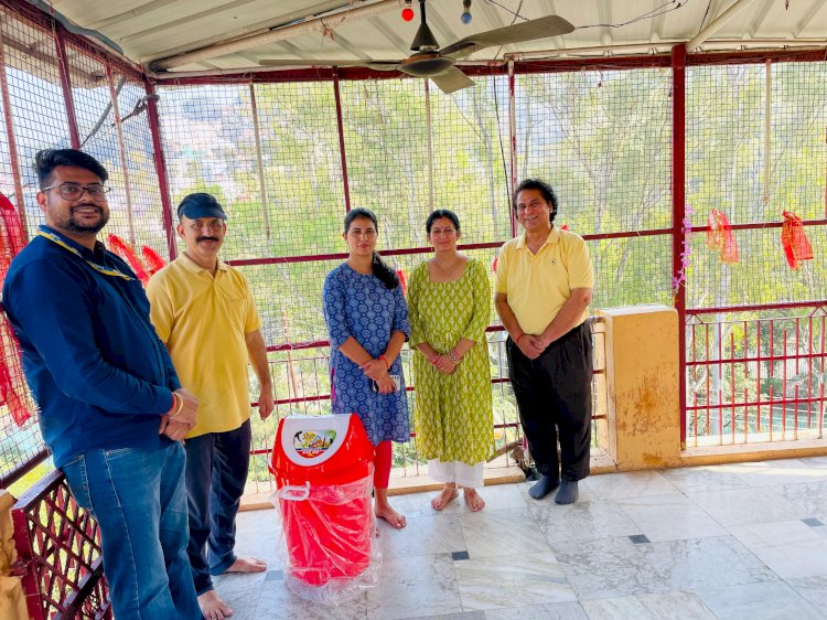 एलआईसी नाहन शाखा का स्वच्छता अभियान: मंदिरों में रखवाए गए डस्टबिन