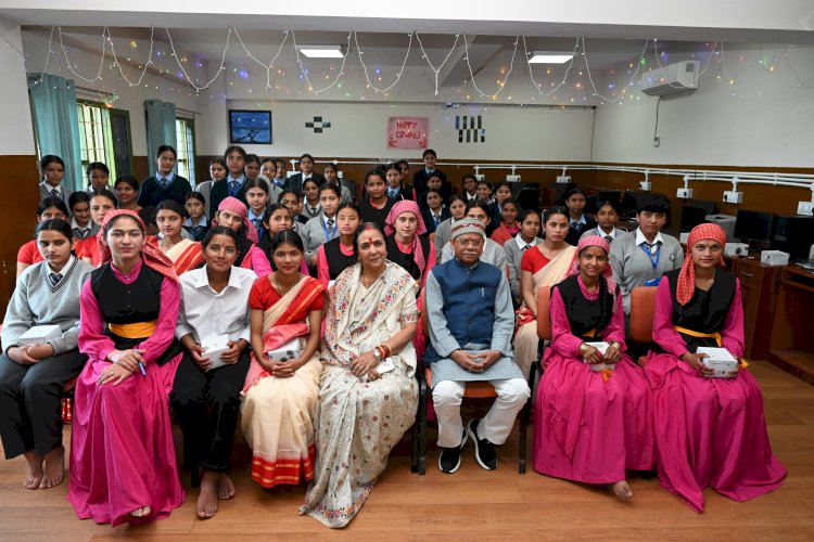 राज्यपाल ने नारी सेवा सदन और बालिका आश्रम का दौरा किया