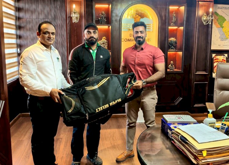 उपायुक्त ने अंकुश को भेंट की क्रिकेट किट