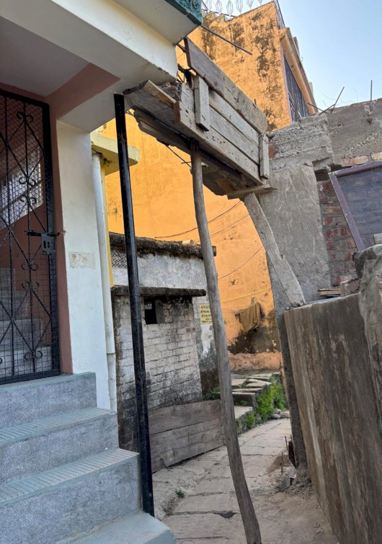 हैरानी: निर्माण के लिए 8 महीनों से पैदल रास्ते के  बीच खड़ी कर दी स्पोर्ट, नप का नोटिस भी काम नही आया..