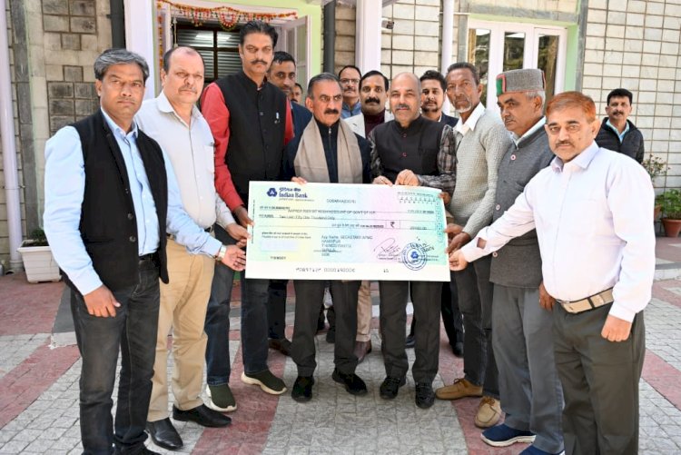 एपीएमसी हमीरपुर ने आपदा राहत कोष के लिए सीएम को सौंपा 2.51 लाख का चेक