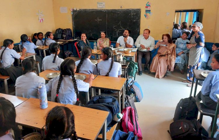 उपायुक्त ने राजकीय कन्या वरिष्ठ माध्यमिक विद्यालय ऊना में मिड-डे मील व्यवस्था का किया निरीक्षण