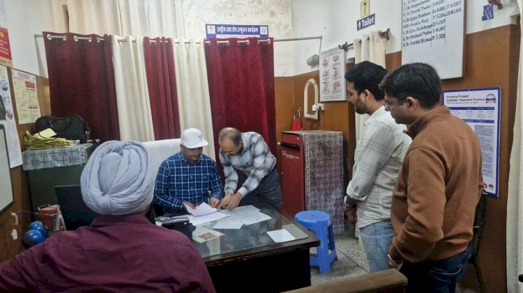 रौड़ा सेक्टर में डेंगू के मामले सामने आने पर उपायुक्त ने किया पीएचसी का दौरा